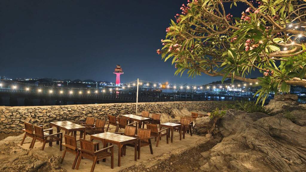 The Rock Koh Sichang — ร้านนั่งชิลริมทะเล เกาะสีชัง